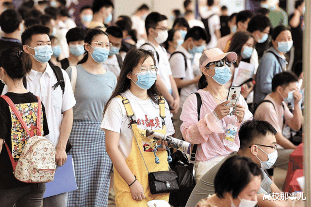 高校@就业率断崖式下跌，874万学生就业难，本质上反映的是高校专业漏洞