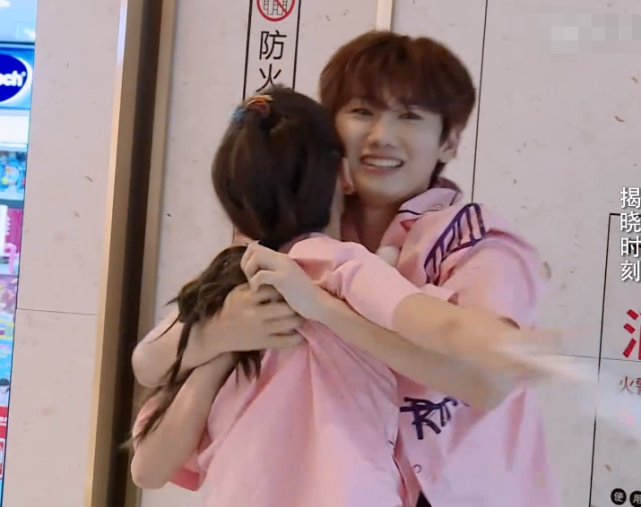 [Angelababy]跑男：baby汪苏泷撕名牌，看到两人的架势和状态，黄晓明不管管？