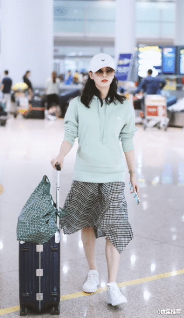 34歲劉詩詩，穿綠色衛衣搭配格子半身裙，一點都不像“大媽”-圖3