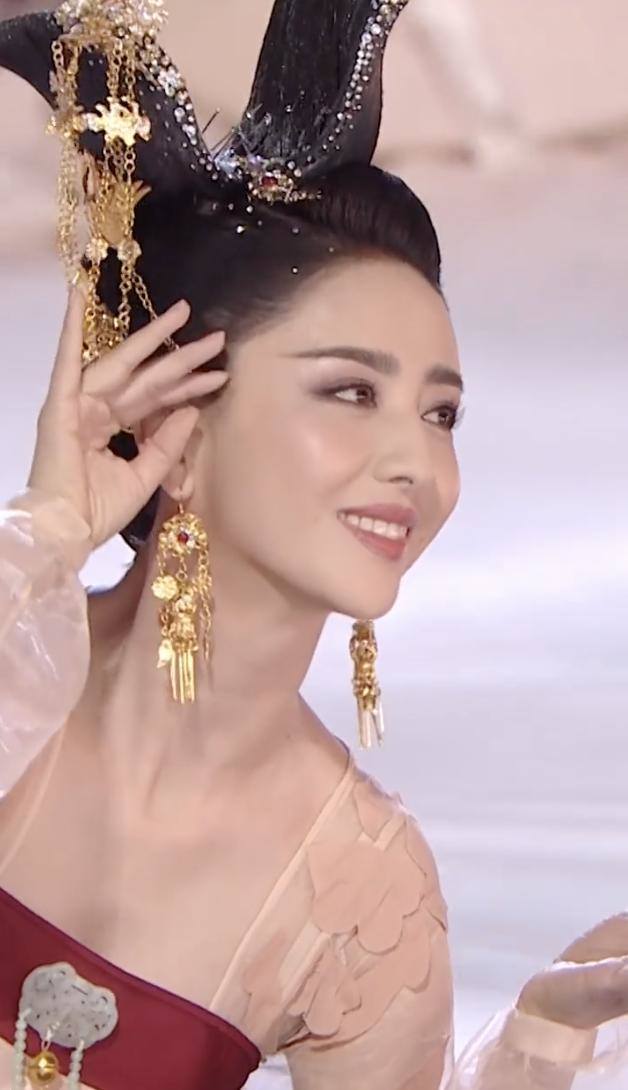 佟丽娅|佟丽娅618舞台表演翻车，穿着像麻袋还疑似抄袭，这锅应该谁背