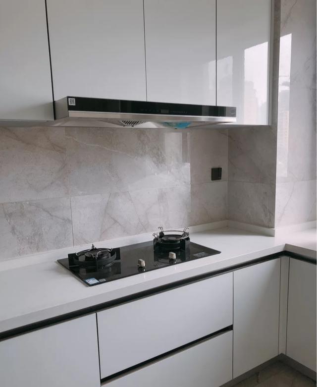 |12个厨房装修案例：想让厨房装修效果好，挑好橱柜颜色很重要！