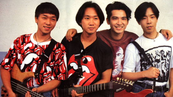 抖音：曾赢了黄家驹拿下金曲奖，如今靠抖音再度走红，网友：都成“神曲”了