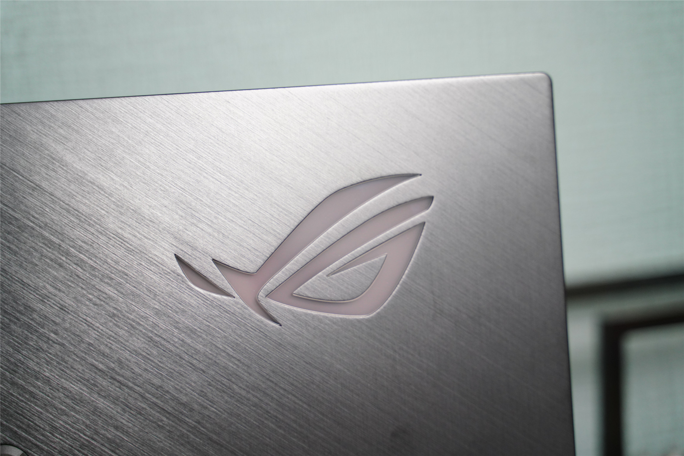 |全球首款240Hz+3ms电竞便携显示器,ROG XG17AHP评测