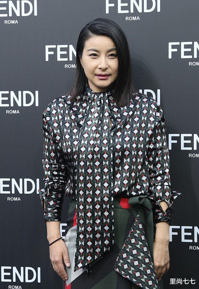 「衬衫」郭晶晶剪短发很干练！衬衫配半裙像女老板，腰间赘肉太真实了