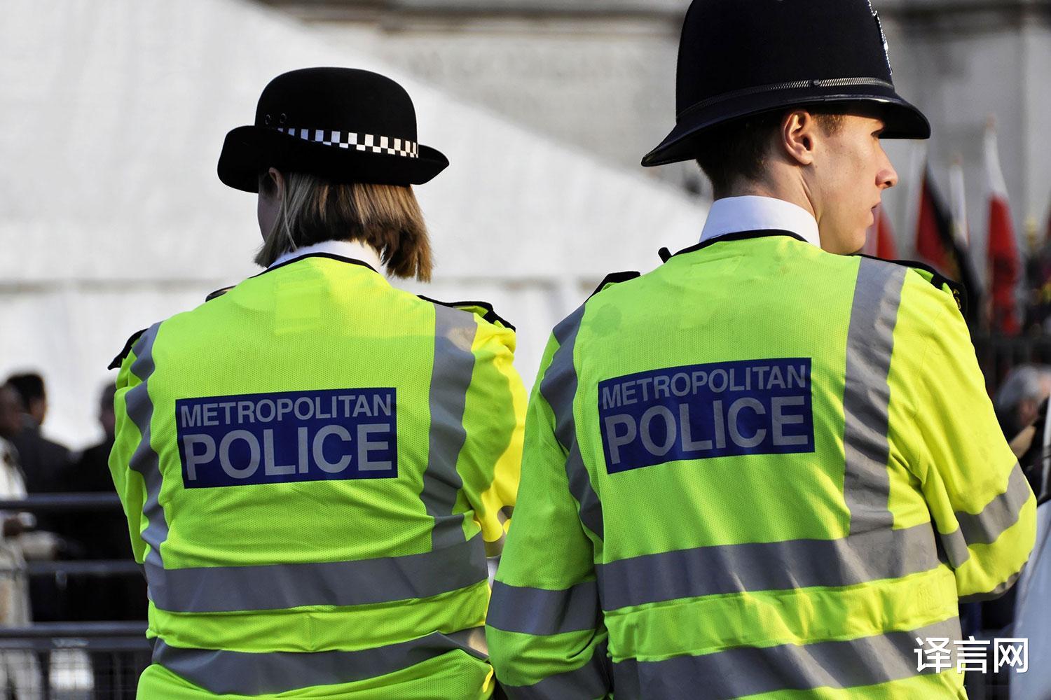 #英国#英国女子光身躲草丛里，被清洁工发现，她被夫妻强迫参加三人运动