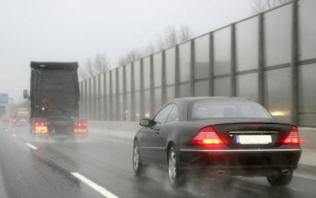 「本田CRV」为什么老司机雨天跑高速都这么做，这里面大有学问，新手司机注意