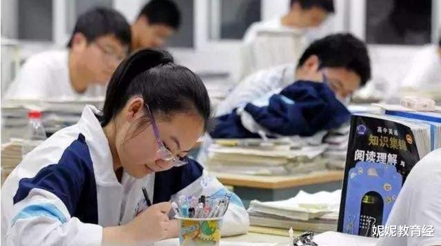 中学|孩子考上一所普通中学后，成绩一直保持第一，老师却说：建议转学