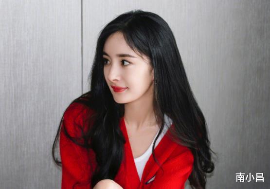 杨幂|杨幂被质疑参加活动时穿“假屁股”，其移位对比照确实非常明显