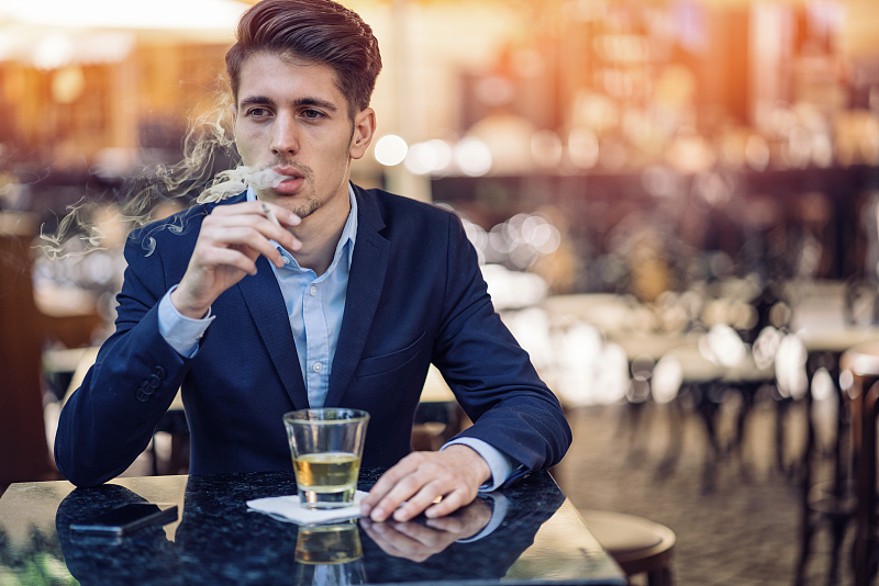 「跑步」跑步期间还在抽烟喝酒？严重影响心肺和肌肉，难怪没有效果！