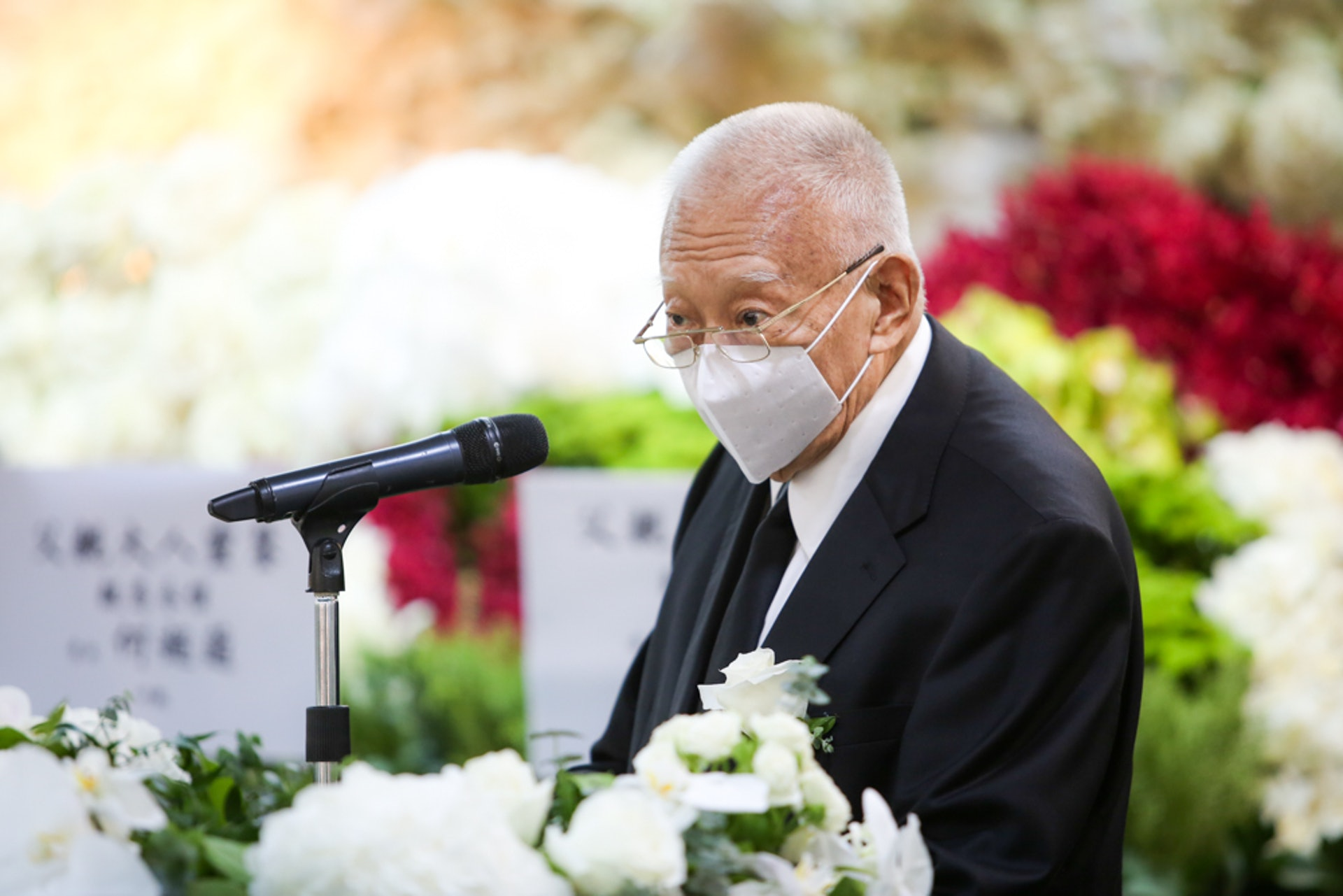 赌王|赌王出殡现场,四名儿子整齐同框,家族排位曝光何超琼处一排末端