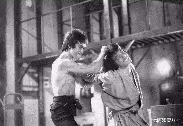 成龙|50年前成龙给一老头3000元，2年后千万违约金缠身，那老头出现了