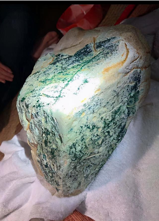 翡翠|“中国赌石第一案”：8000万赌石切开仅值400余万，真的是被告错了吗？