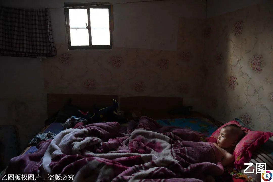 乙图|妻子跑了，90后货车司机带着病儿跑长途：最怕跑着跑着儿子没了