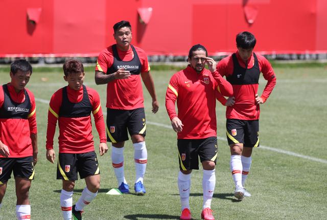 「国足」国足热身上港今日打响！上港三大主力缺席，李铁能否带队获胜？