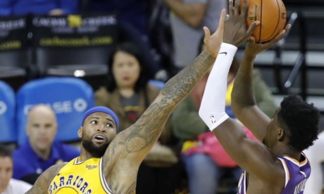 奥尼尔▲看看篮球巨星们的手机长啥样,科比根本不放在眼里,奥尼尔小心把手机捏碎了