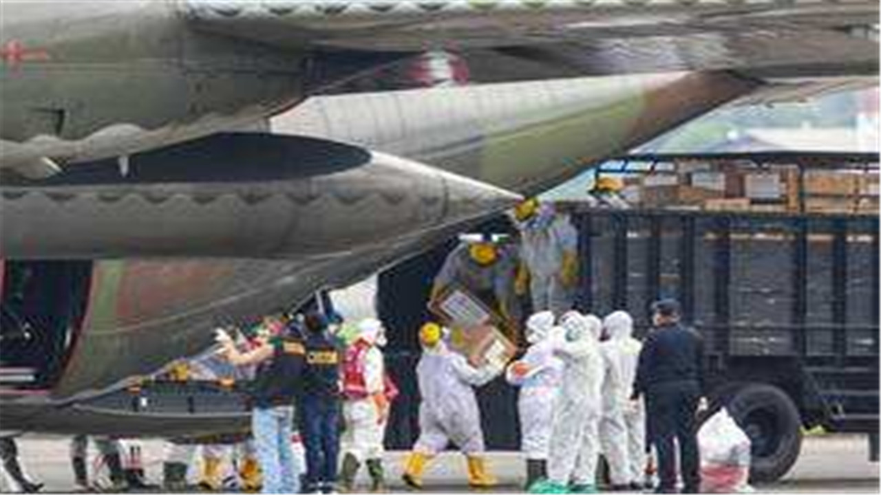 #美国#美国终于低头求援!中国80吨医用物资运抵美国,美政府:将派出22架飞机