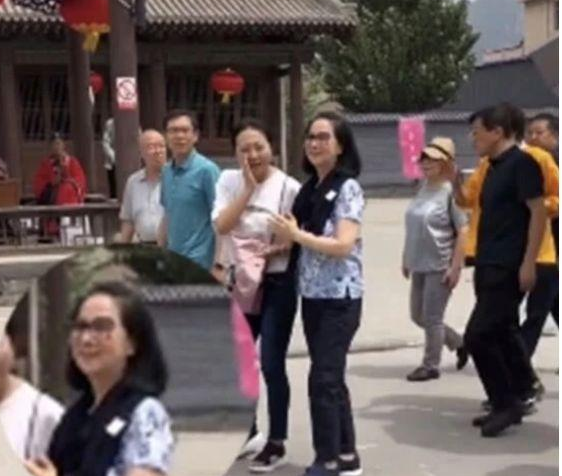 「成龙」成龙的妻子67岁了，掌管几十亿家产却不爱打扮，生活朴实像老太太