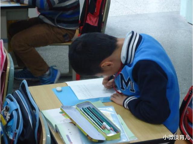 ▲“人体打印机小学生”作业本火了，字迹工整，网友：治好强迫症