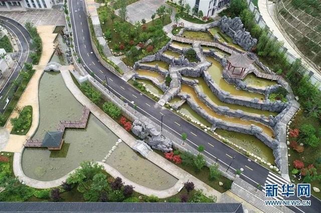 镇安|“7.1亿豪华中学”喷泉假山被拆除，务工人员称三年工资未结清，相关部门：不清楚