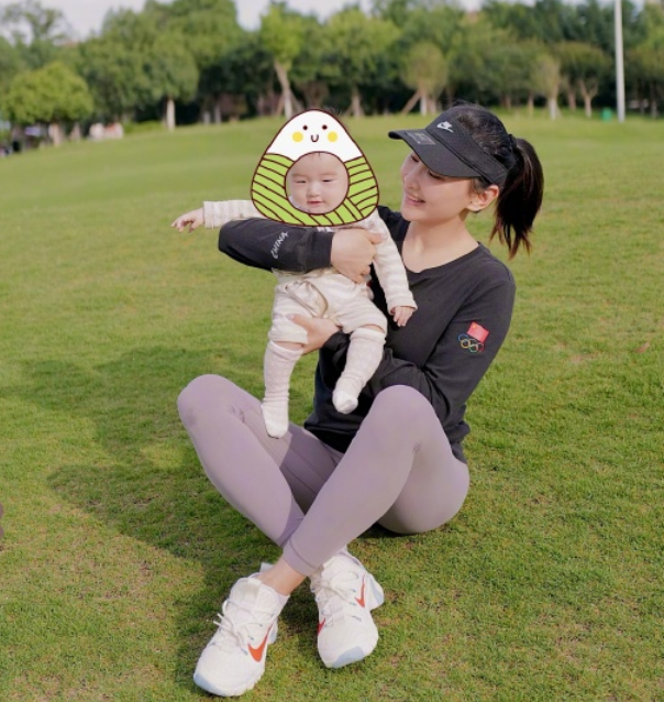 何雯娜▲何雯娜不愧是运动员，看她产后半年身材恢复的状态，谁能不羡慕？