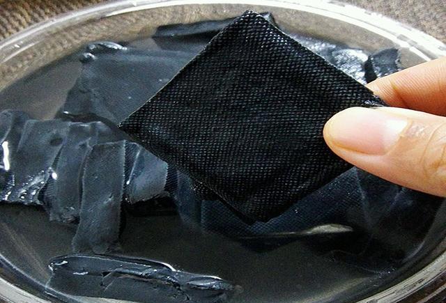 |水边钓鱼捡到“臭豆腐”，用10次有6次渔获颇丰，捡到的是个啥