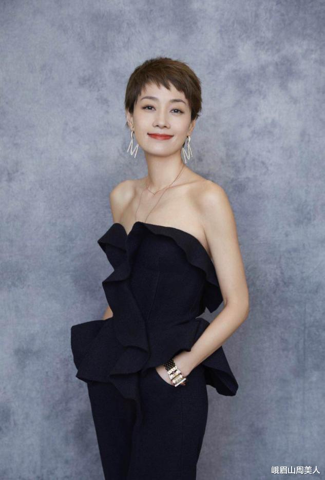 穿衣搭配|?马伊琍终于换新发型，烫了一款微卷披肩短发，43岁美得更出众！