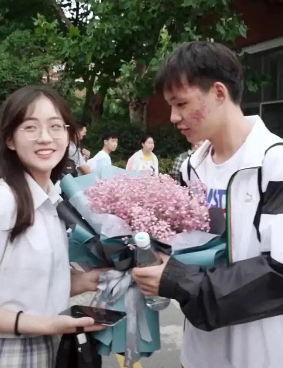 盐城|盐城高考送花女孩疯狂涨粉100W令人羡慕?家长:我可不想我的孩子像她一样
