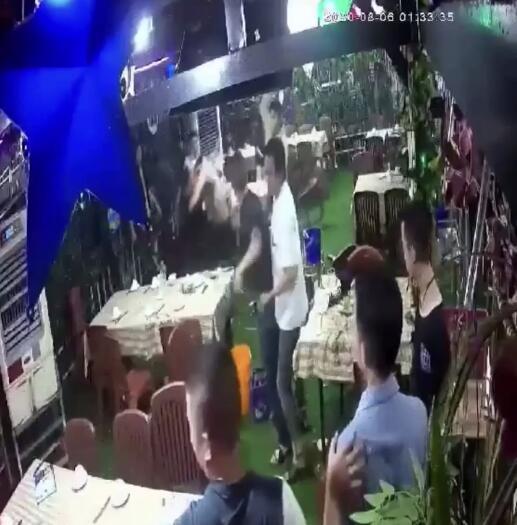 睹图|男子去饭店吃饭碰到服务员没有道歉，结果引发冲突被对方杀死