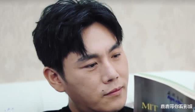 秦昊■秦昊不听伊能静讲话，却抱着书在看，看清书名，笑的我肚子疼！