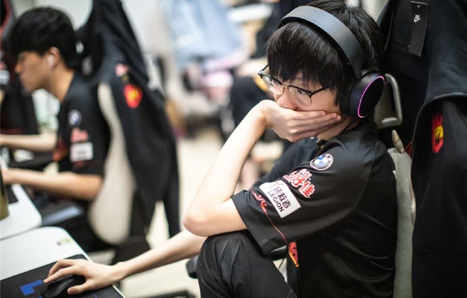 『fpx战队』FPX惨遭JDG零封，Doinb赛后捂脸痛哭，金贡小天Lwx满脸迷茫