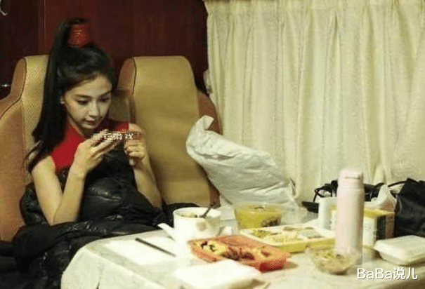 刘德华|刘德华和baby同在片场吃饭,观众:演员和明星差距瞬间了然!