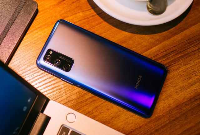 荣耀V30誉为业界标杆，麒麟990+后置三摄，却一夜之间沦为笑柄