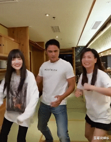 李小璐|李小璐明道张庭光脚在餐厅跳舞,50岁张庭玩嗨,姿势让李小璐笑喷