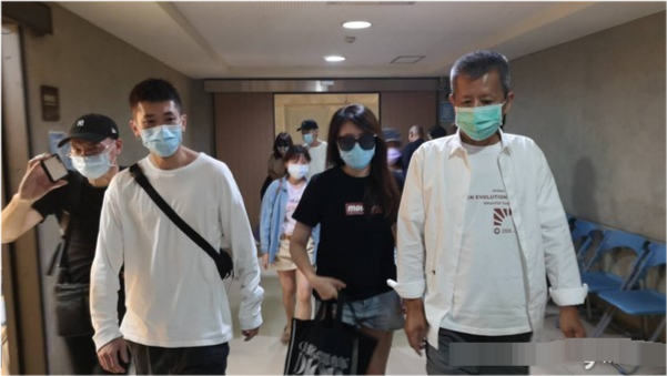 娱你有瓜|黄鸿升遗体解剖现场，妹妹扶爸爸憔悴现身，法医讲解详细解剖过程令人心惊