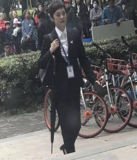 孙俪|邓超夫妇现身，37岁孙俪印花外套穿出少女感，头发比邓超还短