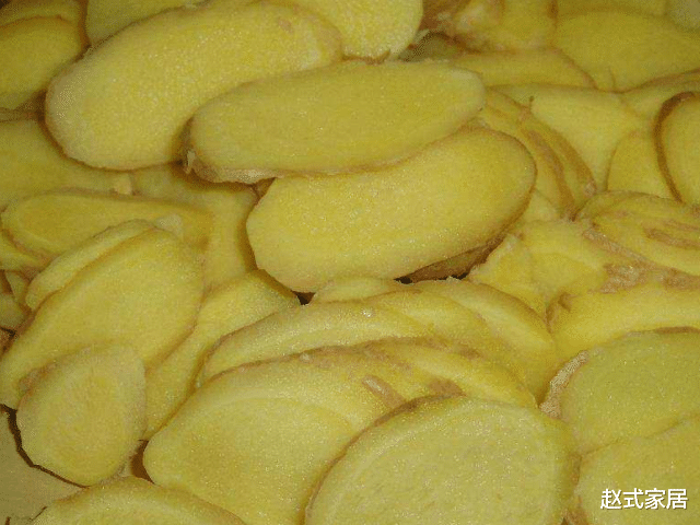 癌细胞▲患上癌症先别慌张，再穷也要舍得多吃4物，癌细胞见你或“绕道走”