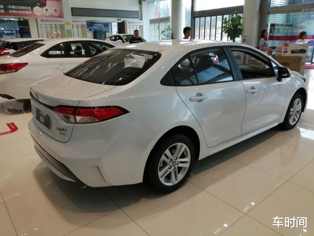 丰田雷凌|不愧是合资“省油王”！轴距2米7，十年开不坏，油耗仅4.1L