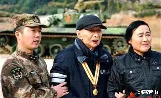 『』这个失明老人，因战利品曝光身份，部队为此动用6台坦克前去迎接