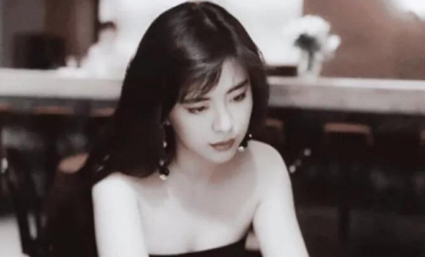 王祖贤|王祖贤30年前旧照曝光,有谁注意到身后的群演?现在已是当红明星