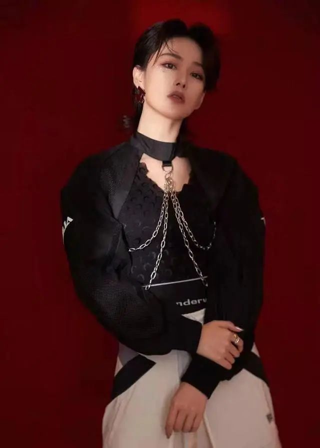 张馨予|张馨予惊艳金鸡奖，搭档华少跨界做主持，结婚2年像变了一个人