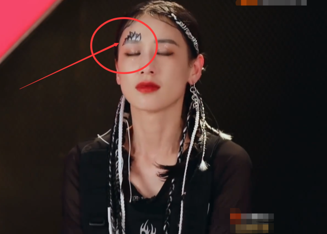 美甲|有种特别叫黄圣依的美甲，不仅涂在指甲上，就连“眉毛”上都有