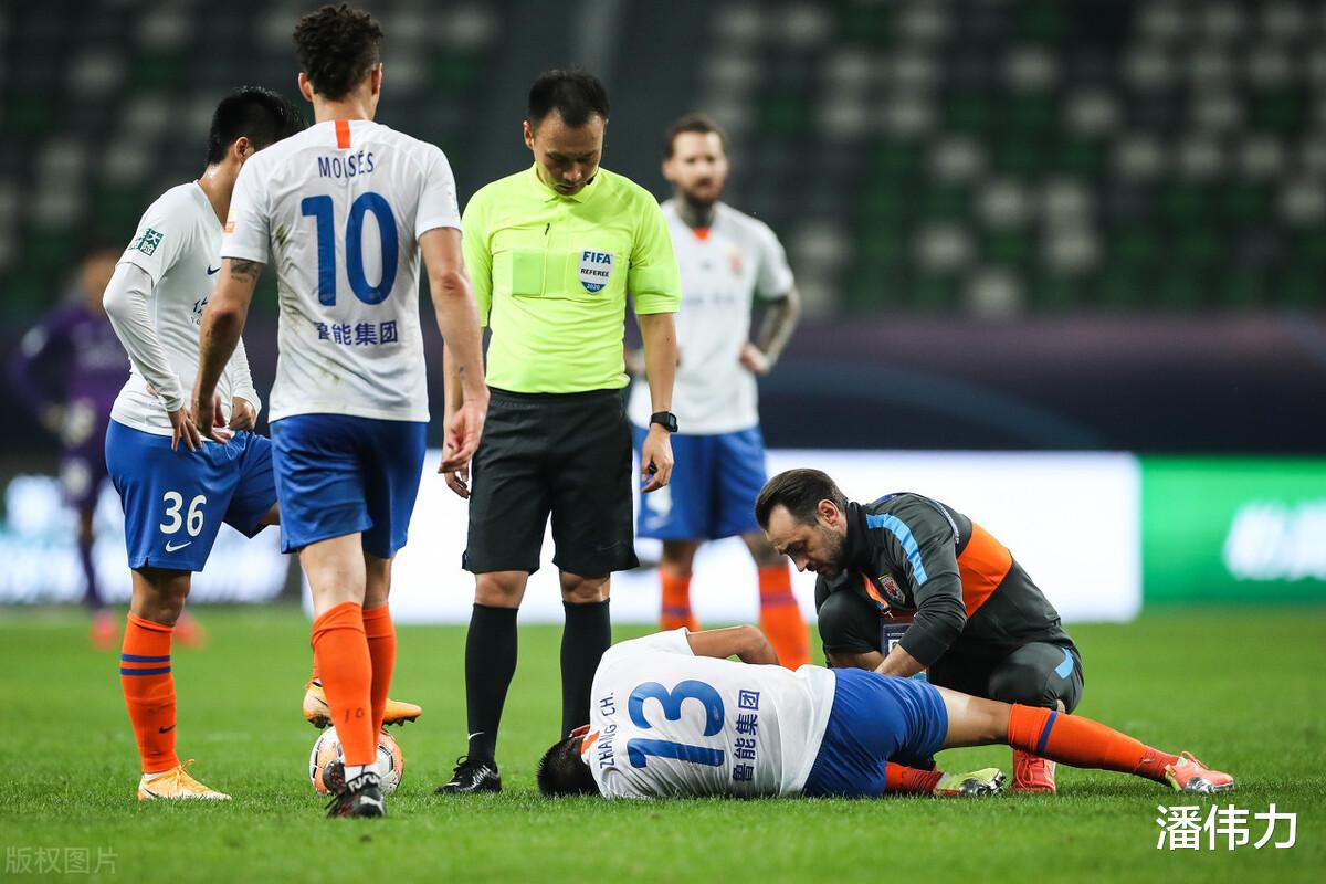 中超|悲剧！33岁中超铁卫左腿骨折紧急就医，十年前曾重伤休养一年半