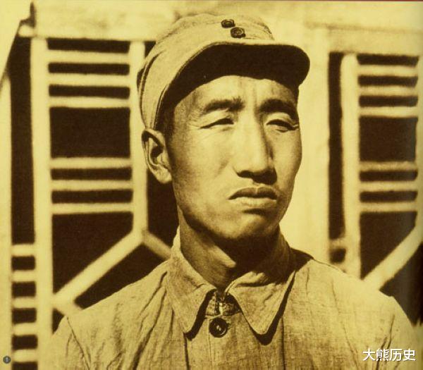 『革命』此二人都是18兵团司令员，为什么军衔相差甚远