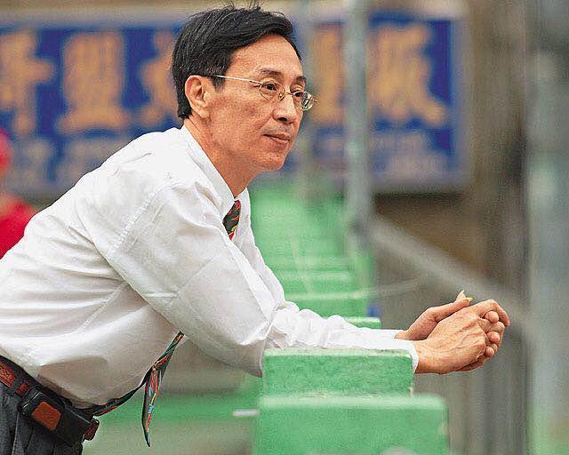 #关聪#67岁香港演员转行摆地摊:时代抛弃你的时候,连一声再见都不说