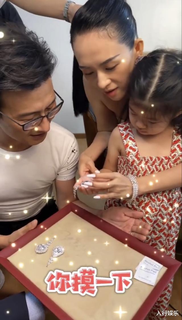 章子怡一臉幸福培養女兒奢侈品味，讓她戴5億珠寶，長大做設計師-圖4