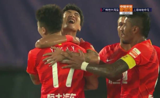 郑爽|郑智登场后，保利尼奥立马交出队长袖标，两队6张黄牌看出很火爆