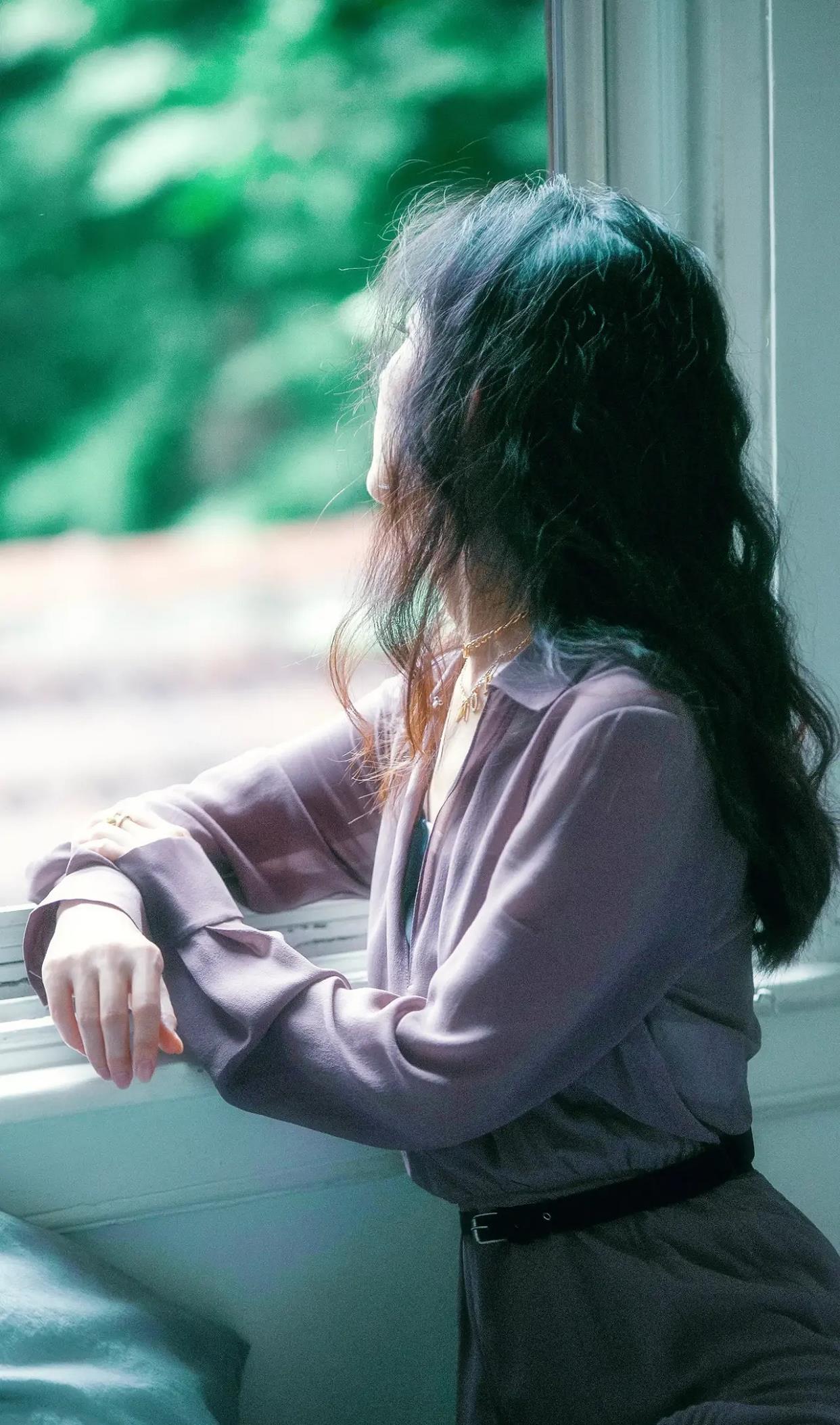 这个侧颜我也爱,虽然没有完全看到侧脸但气质依旧,果然好看的人连头发