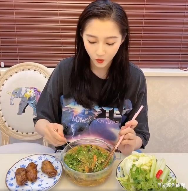 「关晓彤」关晓彤当吃播，本以为是作秀，看到最后吃多少，真是中了减肥的毒