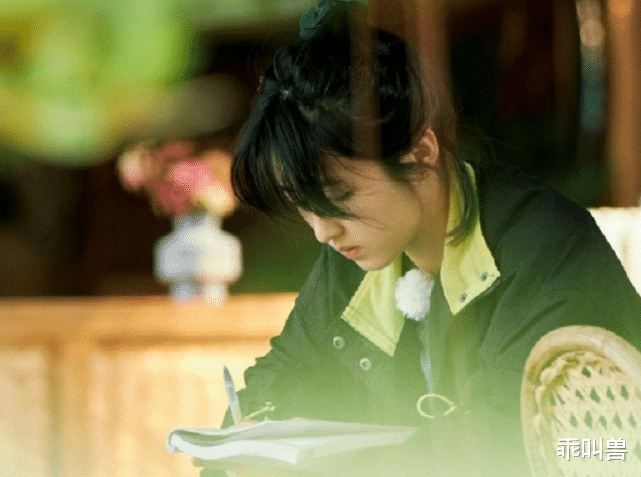 向4▲《向4》开播！张子枫手捧习题集为高考加油，工作学习两不误