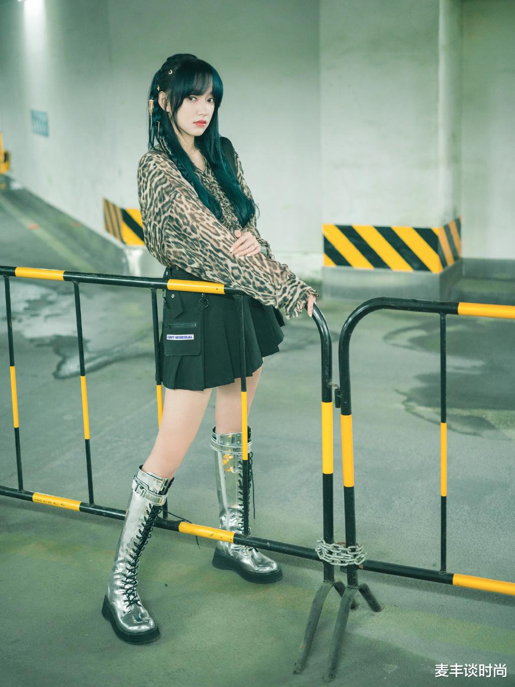 程潇|程潇长得也太精致了，穿衬衫百褶裙搭配空气刘海，美成漫画女主